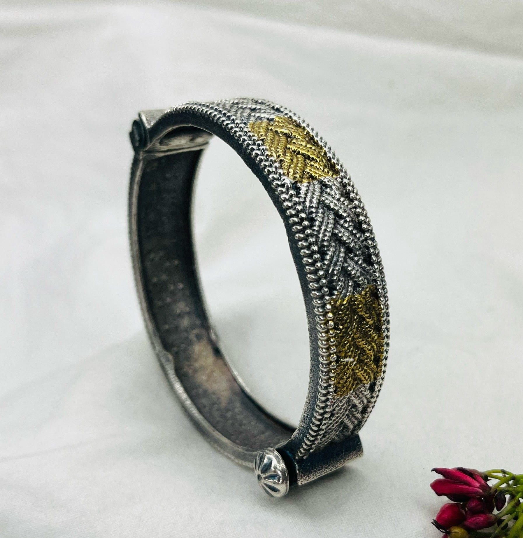 Entangled Kada
