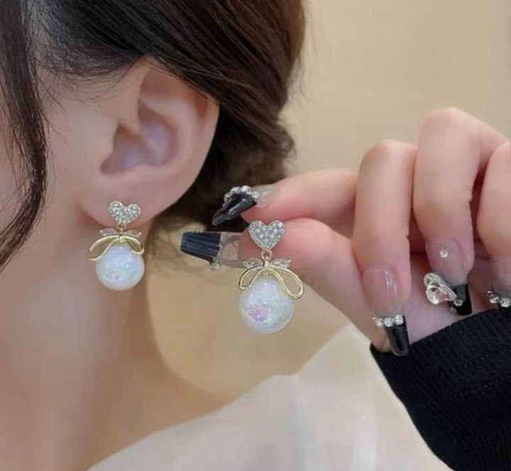 Minimalist gold Korean earrings for everyday wear, Korean jewelry in India, K-pop jewelry trends, jewelry from K-dramas